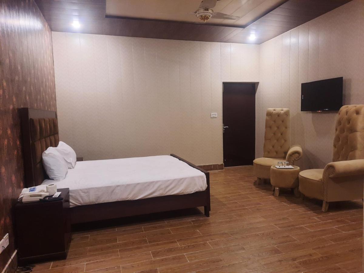 Royal Fort Executive Hotel Gulberg Лахор Экстерьер фото