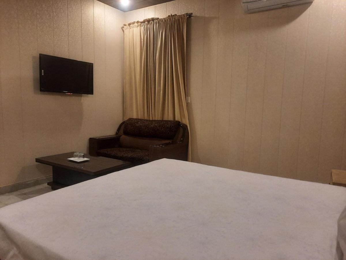 Royal Fort Executive Hotel Gulberg Лахор Экстерьер фото