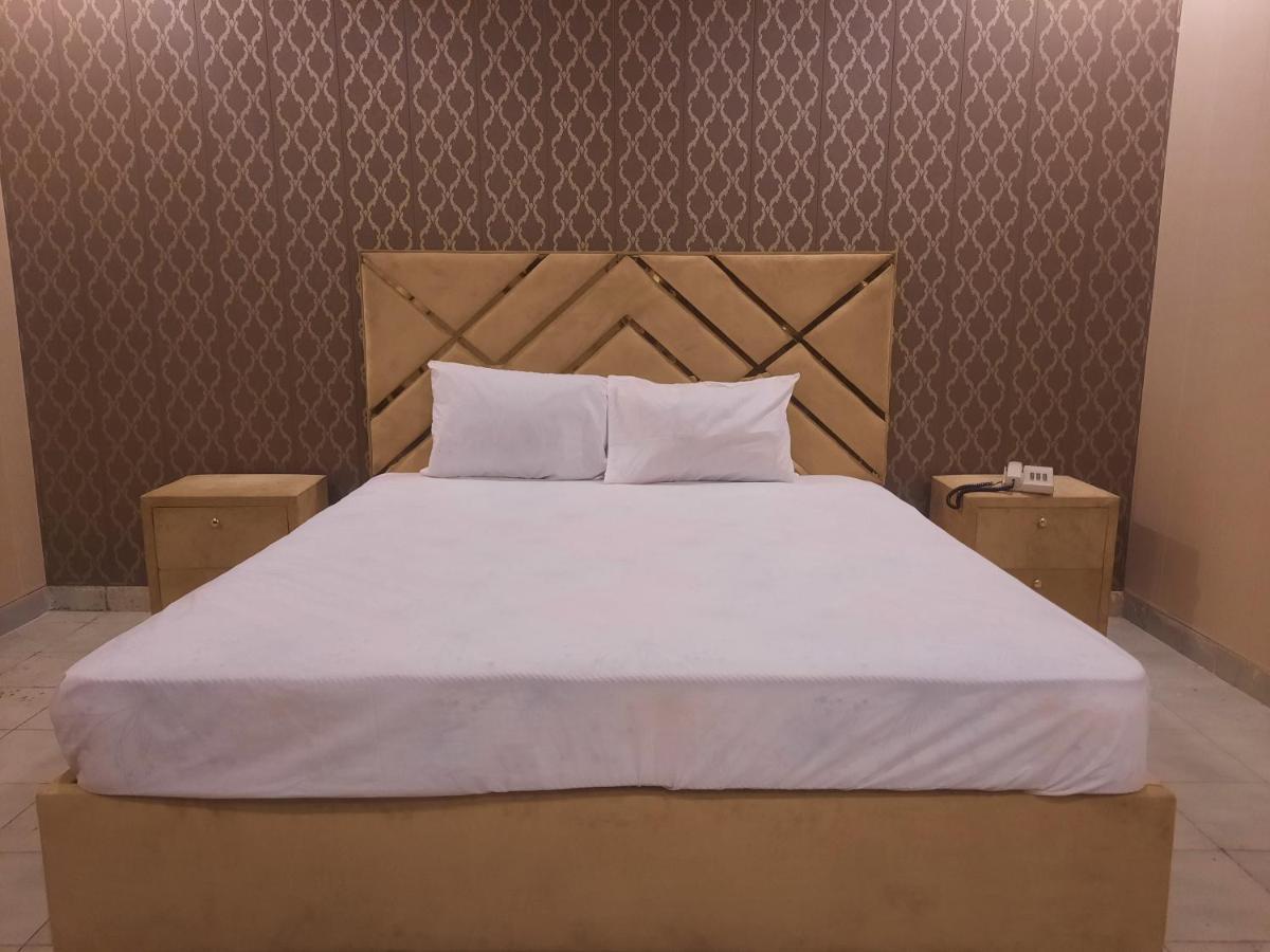 Royal Fort Executive Hotel Gulberg Лахор Экстерьер фото