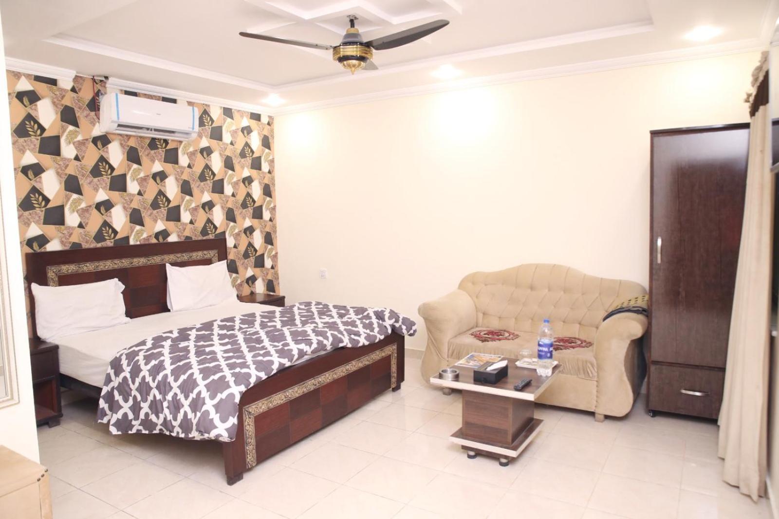 Royal Fort Executive Hotel Gulberg Лахор Экстерьер фото