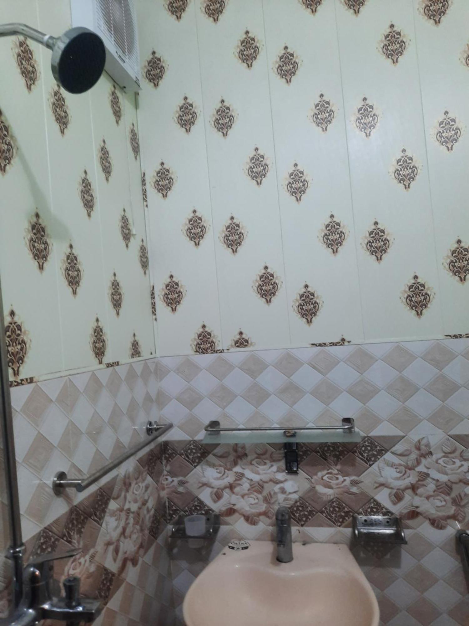 Royal Fort Executive Hotel Gulberg Лахор Номер фото
