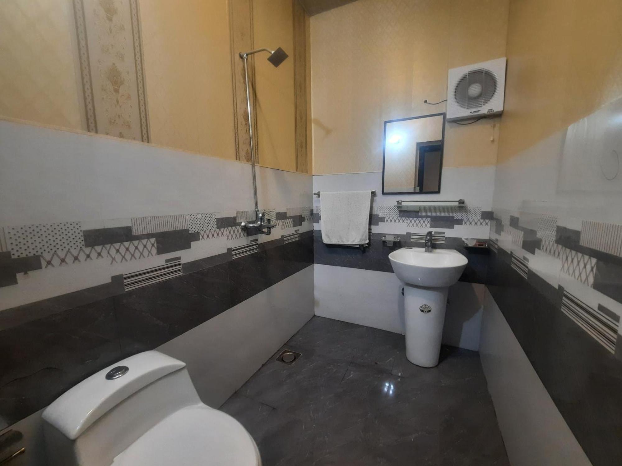 Royal Fort Executive Hotel Gulberg Лахор Номер фото